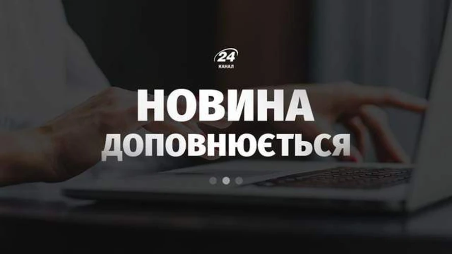 Стовп чорного диму над львівським заводом «Іскра» та пожежно-рятувальні бригади на місці події
