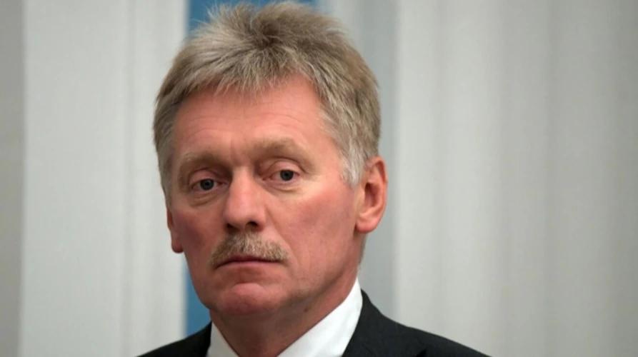Будівля Кремля на тлі прапора Російської Федерації