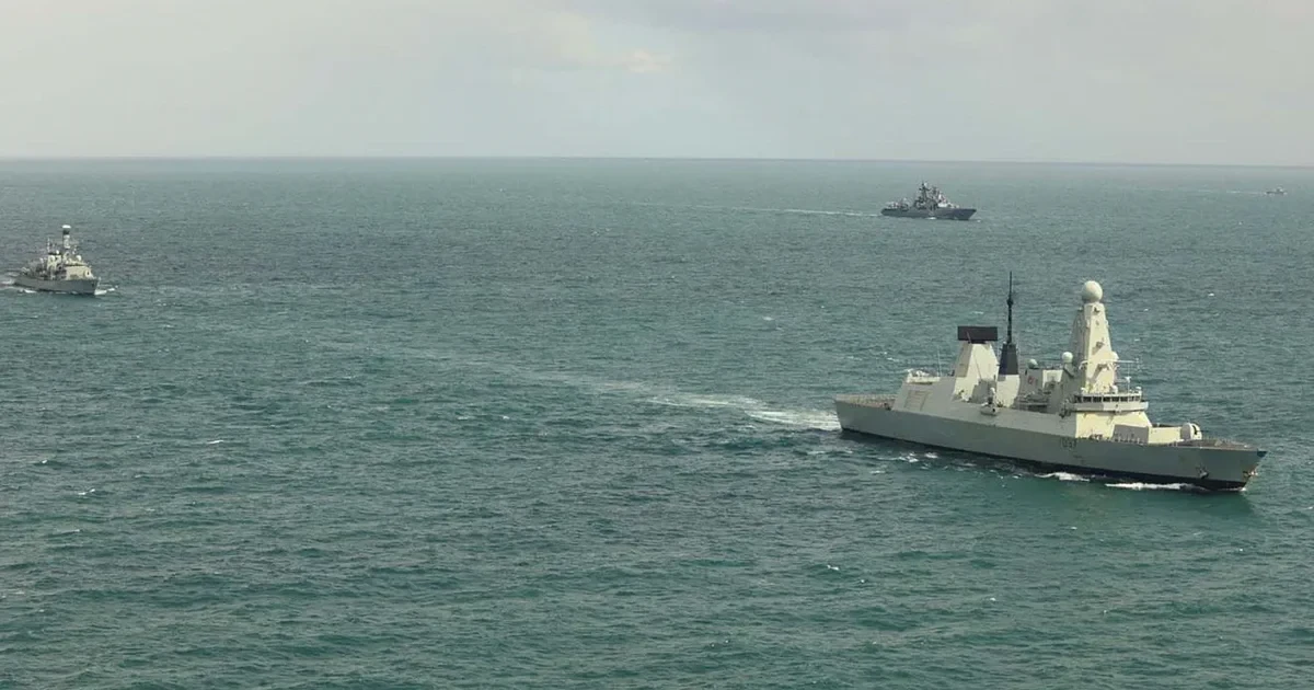 Кораблі HMS Duncan, HMS St Albans та HMS Severn під час супроводу російських суден у Ла-Манші