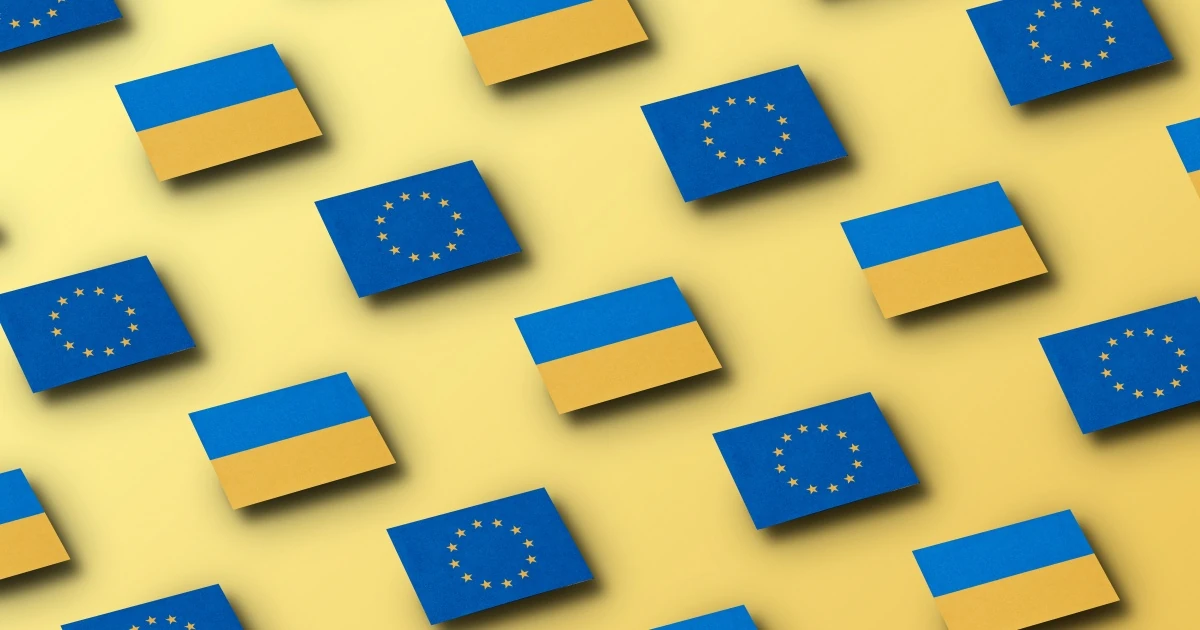 Документи та символи євро на тлі прапорів ЄС і України