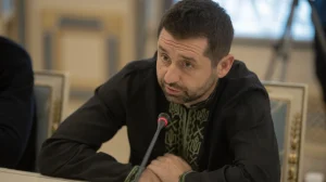 Хронологія конфлікту довкола НАБУ: від попередження Арахамії до звільнення Кравченка